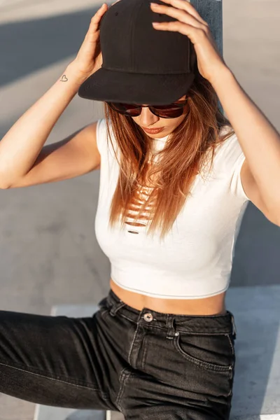 Moda Mulher Swag Preto Americano Boné Elegante Óculos Sol Verão — Fotografia de Stock