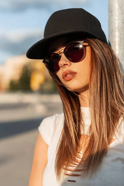 Schönheitsporträt Hipster Junges Mädchen Mit Sexy Lippen Weißem Zerrissenen Top — Stockfoto