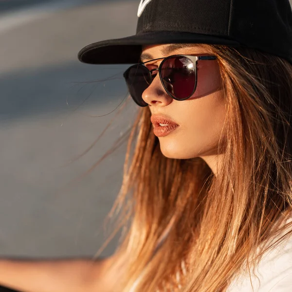 피부에 선글라스를 야외에 모자를 입술을 여성의 서늘하고 아름다운 아가씨 일몰을 — 스톡 사진