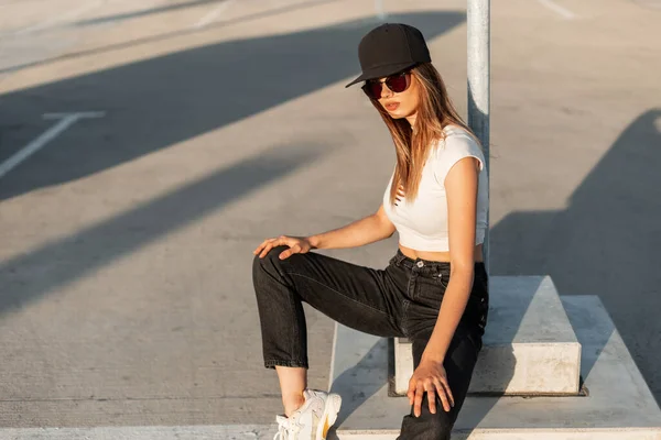 American Stylish Girl Hipster Fashion Black Cap Sexy White Top — Φωτογραφία Αρχείου