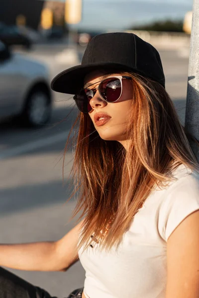 Moda Tişörtlü Modaya Uygun Siyah Şapkalı Şık Güneş Gözlüklü Modern — Stok fotoğraf