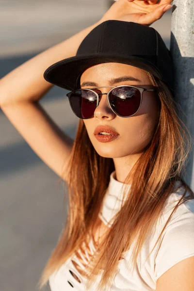 Retrato Hipster Mujer Moderna Elegante Con Gorra Negra Moda Camiseta —  Fotos de Stock