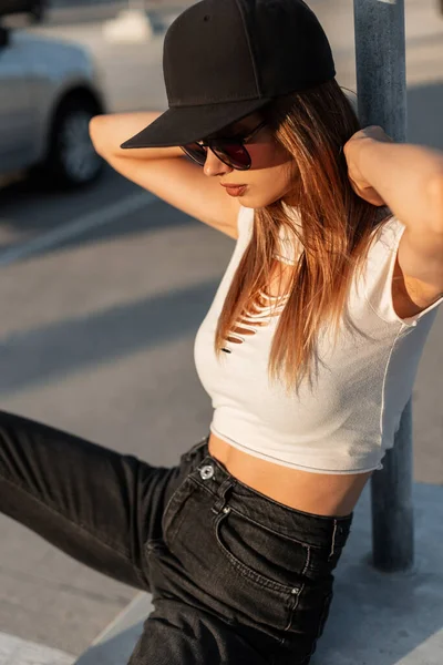 미국의 모자를 청바지를 선글라스를 도시의 여행객 주차장에서 아래쉬고 있습니다 — 스톡 사진