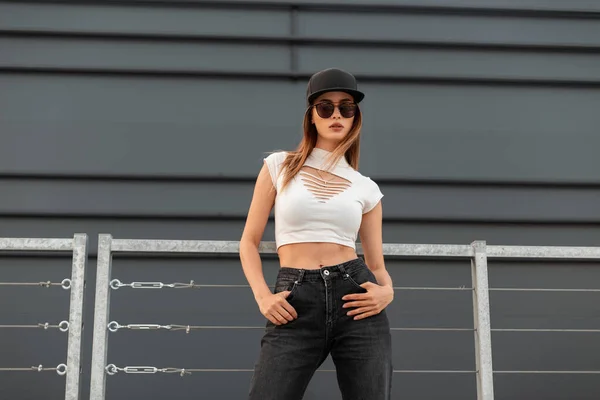 Jonge Mooie Vrouw Model Mode Zonnebril Sexy Trendy Gescheurd Wit — Stockfoto