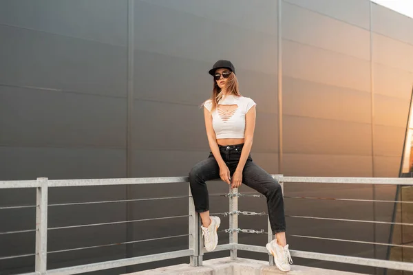 Jonge Mooie Vrouw Model Mode Zonnebril Modieuze Kleding Sneakers Koele — Stockfoto