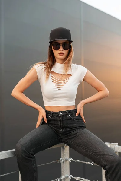 Junge Schöne Frau Modell Modischer Sonnenbrille Sexy Trendigen Zerrissenen Weißen — Stockfoto