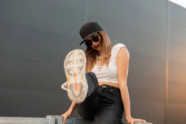 Atractiva Mujer Americana Gorra Negra Moda Gafas Sol Ropa Casual —  Fotos de Stock