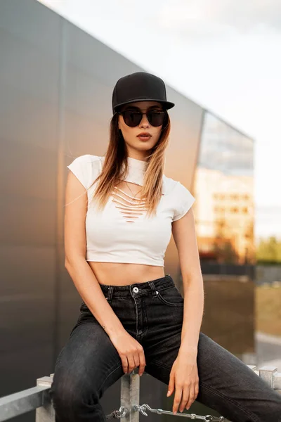 Stilvolle Junge Stadtfrau Mit Sonnenbrille Trendiger Jugendsommerkleidung Aus Der Neuen — Stockfoto