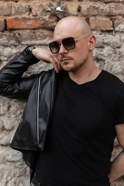 Brutal Bald Man Fashion Sunglasses Casual Shirt Puts Stylish Leather — Stock Photo, Image