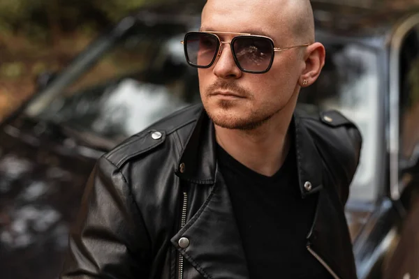 Portrait Stylish Bald Man Trendy Sunglasses Vintage Leather Jacket Stands — Stock Photo, Image