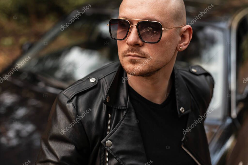 Un Hombre Hermoso De Pelo Oscuro Con Gafas De Sol Y Chaqueta De