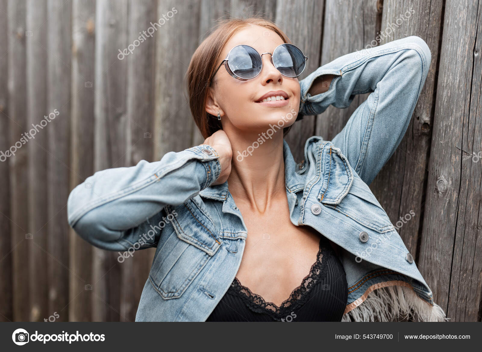 Feliz Chica Caucásica Sonriente Con Gafas Sol Vintage fotografía de stock alonesdj #543749700 | Depositphotos