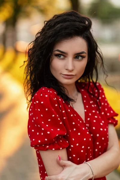 Mulher Bonito Muito Encaracolado Com Belo Rosto Feminino Vestido Vermelho — Fotografia de Stock