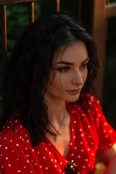 Retrato Verão Feminino Uma Linda Menina Encaracolada Vestido Vermelho Rua — Fotografia de Stock