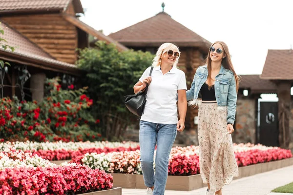 Sonriente Hija Con Ancianos Feliz Mamá Elegante Ropa Casual Casa — Foto de Stock