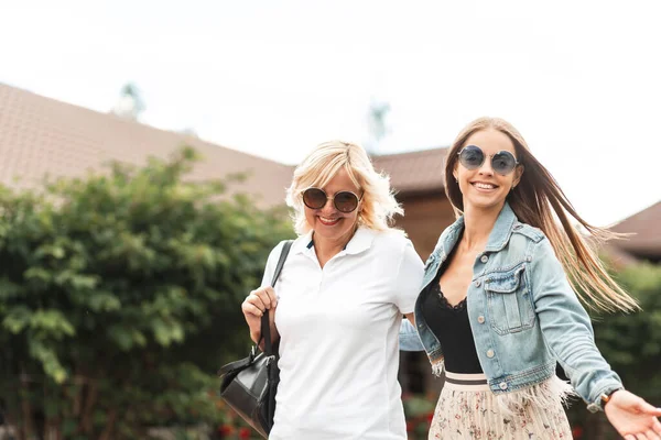 Dos Mujeres Divertidas Con Una Sonrisa Gafas Sol Polo Blanco — Foto de Stock