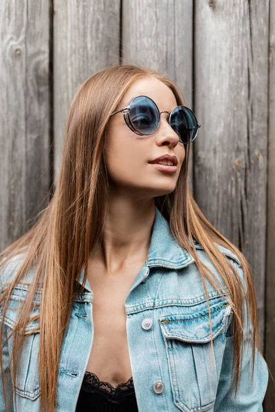 Kaukaska Urocza Kobieta Model Modny Niebieski Okrągły Okulary Przeciwsłoneczne Dżinsowej — Zdjęcie stockowe