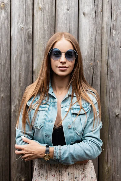 Щасливий Портрет Красивої Жінки Модних Круглих Сонцезахисних Окулярах Джинсовій Куртці — стокове фото