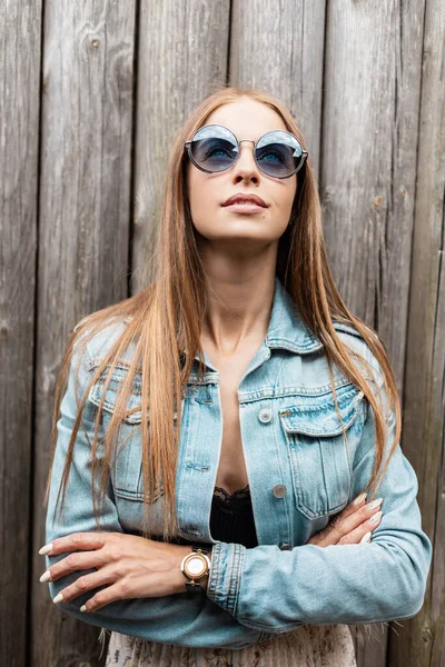Красивая Молодая Европейская Женщина Модных Солнцезащитных Очках Джинсовой Куртке Кружевной — стоковое фото
