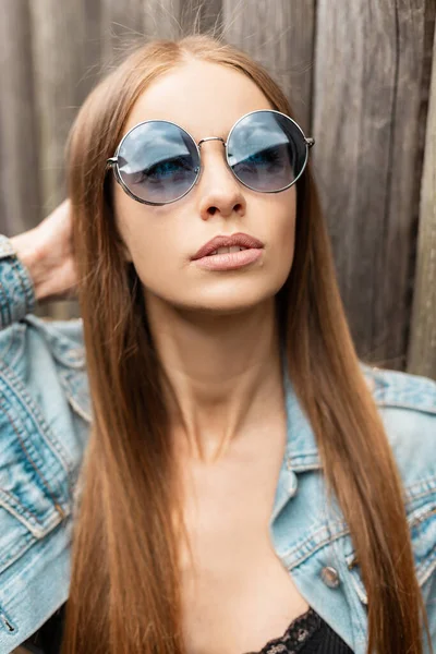 Cool Портрет Молодой Женщины Модных Синих Солнцезащитных Очках Стильной Джинсовой — стоковое фото