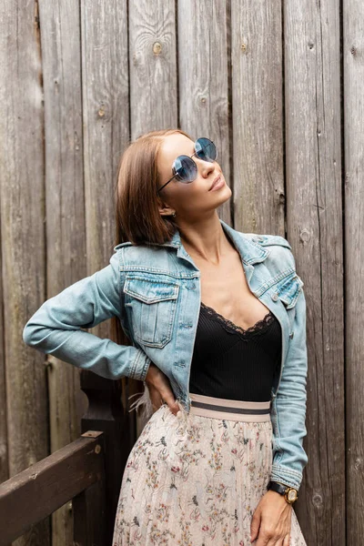 Ganska Ung Modell Kvinna Med Solglasögon Mode Jeans Kläder Med — Stockfoto