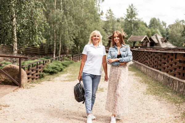 Feliz Anciano Elegante Mamá Con Sonriente Hija Moda Ropa Vaquera — Foto de Stock