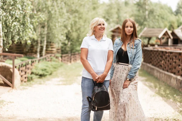 Mujer Bastante Anciana Mamá Con Una Hermosa Hija Joven Ropa — Foto de Stock