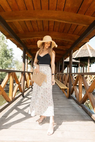 Mujer Joven Feliz Vestido Verano Moda Con Sombrero Zapatos Camina — Foto de Stock