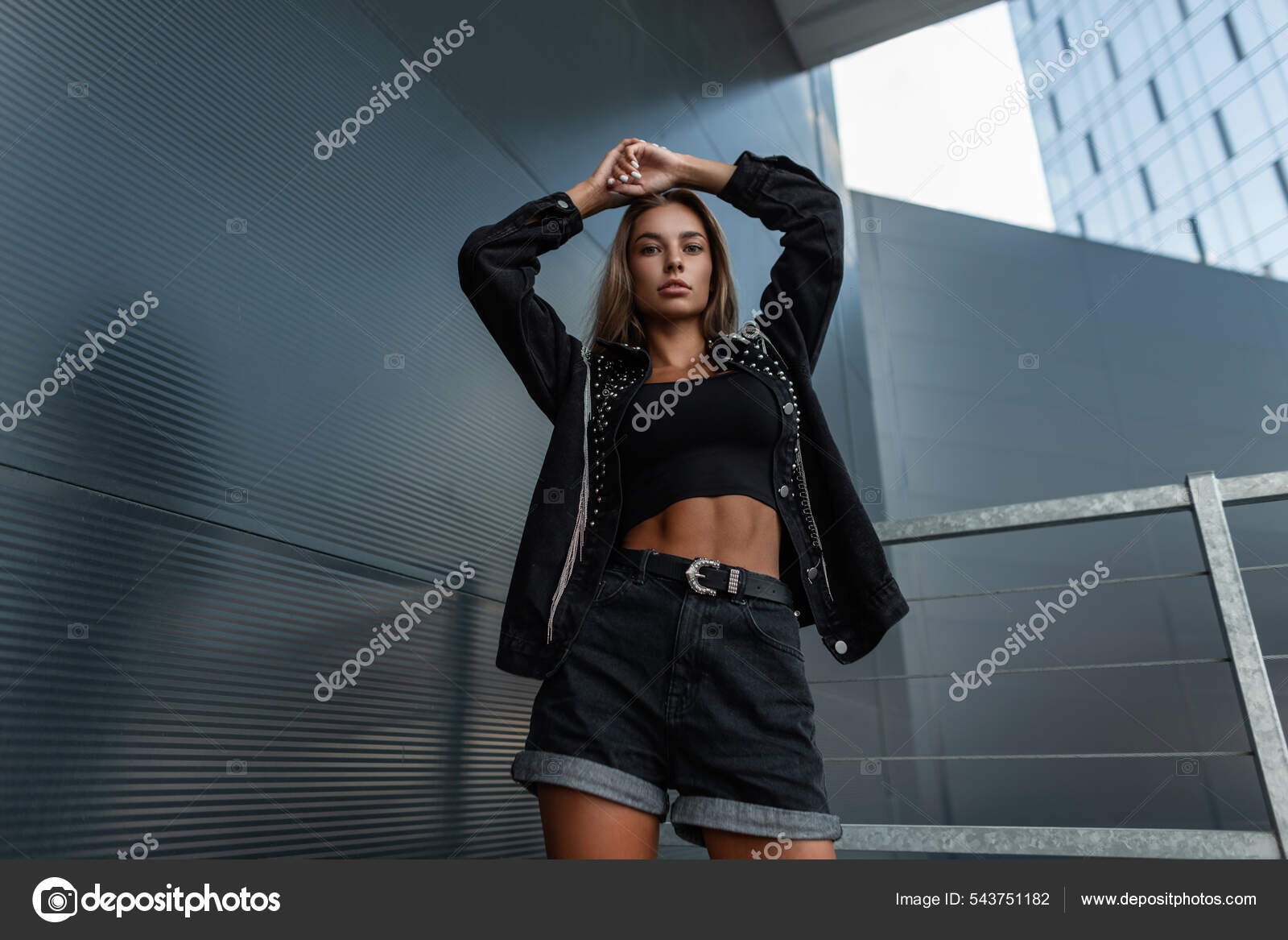 Mulher Modelo Elegante Legal Moda Jaqueta Jeans Preto Com Strass fotos,  imagens de © alonesdj #543751182