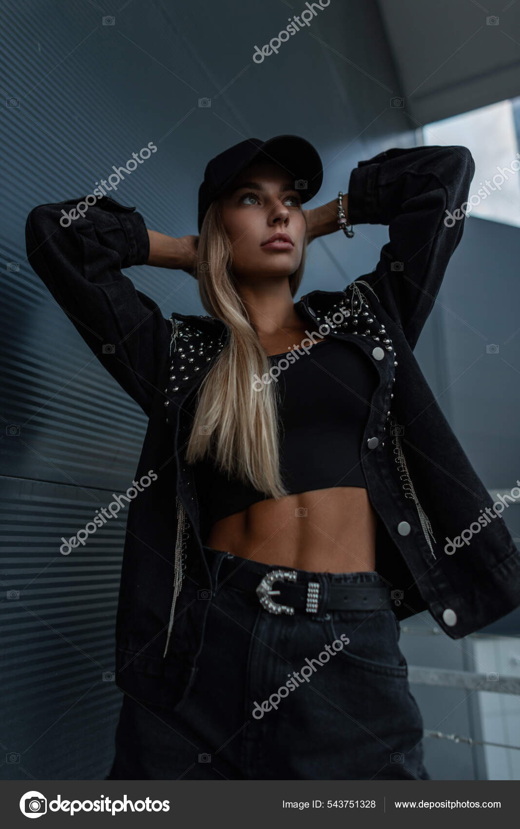 Bonita Modelo De Mujer Hipster Con Una Gorra De Béisbol Negra Con Una  Camiseta Sin Mangas Negra Con Estilo Y Pantalones Cortos De Mezclilla Con  Un Cinturón En La Ciudad. Traje De