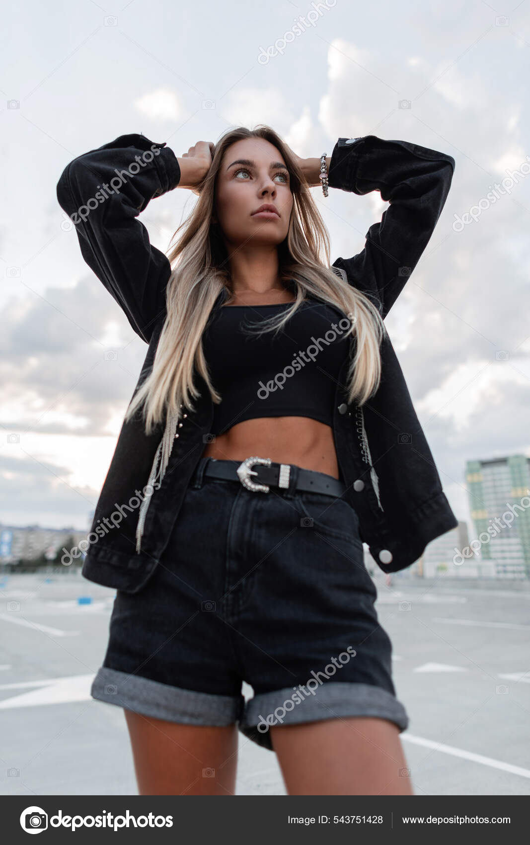 Bonita Modelo De Mujer Hipster Con Una Gorra De Béisbol Negra Con Una  Camiseta Sin Mangas Negra Con Estilo Y Pantalones Cortos De Mezclilla Con  Un Cinturón En La Ciudad. Traje De