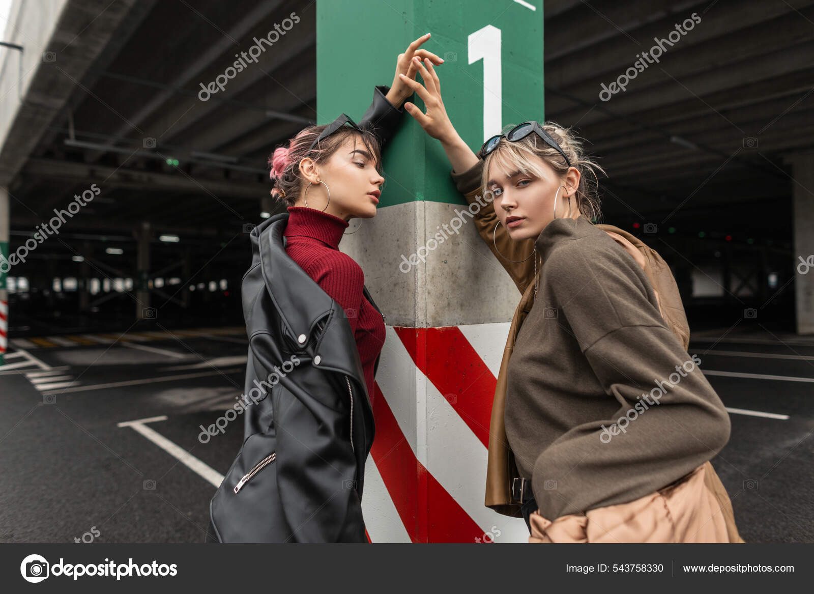 Dos Mujeres Jovenes Cool Con Estilo Moda Ropa Moda Otono Foto de stock 543758330 alonesdj