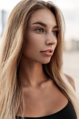 Güzel yeşil gözleri ve güzel dudakları olan sarışın bir kızın güzel beyaz portresi.