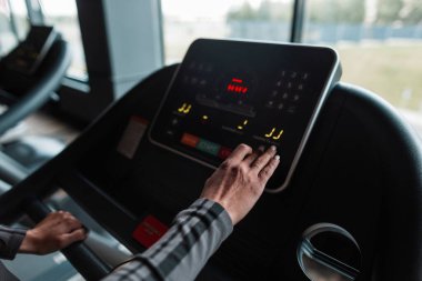 Kadın spor salonunda koşmadan önce koşu bandında bir mod seçer, kapat.