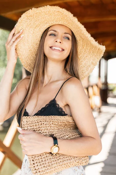 Mujer Caucásica Bastante Feliz Con Sonrisa Belleza Sombrero Paja Moda — Foto de Stock