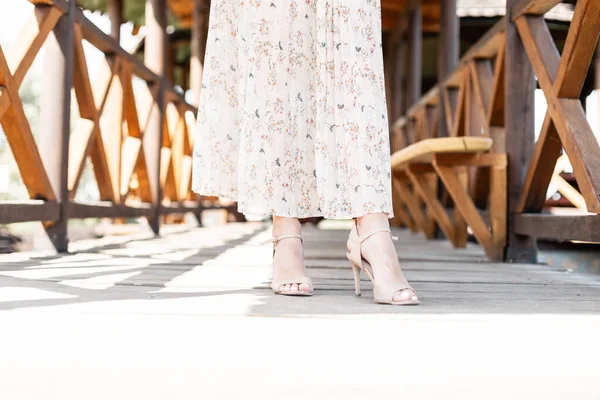 Pernas Bonitas Mulheres Sapatos Verão Couro Moda Com Salto Uma — Fotografia de Stock