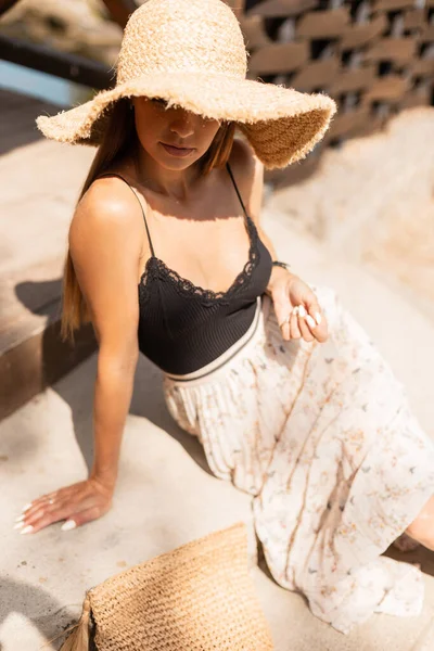 Modelo Mujer Joven Moda Con Elegante Sombrero Paja Tejida Lencería — Foto de Stock
