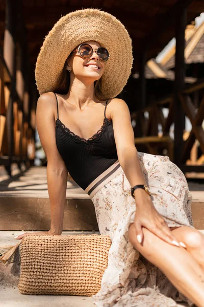 Elegante Modelo Mujer Sonriente Feliz Con Piernas Delgadas Sombrero Paja — Foto de Stock