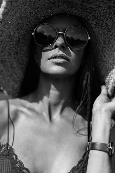 Retrato Blanco Negro Moda Una Hermosa Joven Con Elegantes Gafas — Foto de Stock