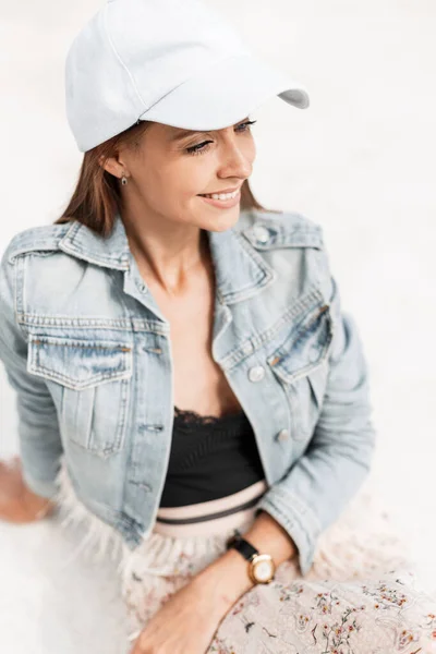 Glad Leende Ung Kvinna Med Blå Mössa Jeans Outfit Med — Stockfoto