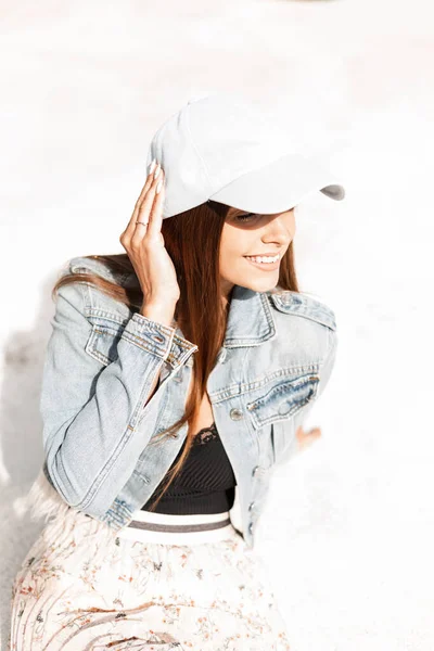 Menina Muito Feliz Com Sorriso Doce Com Boné Moda Jaqueta — Fotografia de Stock