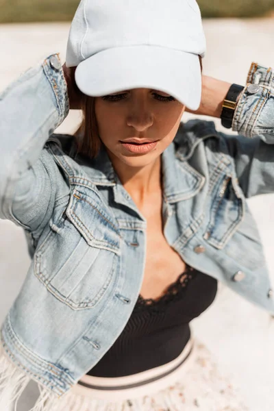 Modische Ernsthafte Schöne Junge Frau Modell Stilvoller Mütze Mit Jeansjacke — Stockfoto