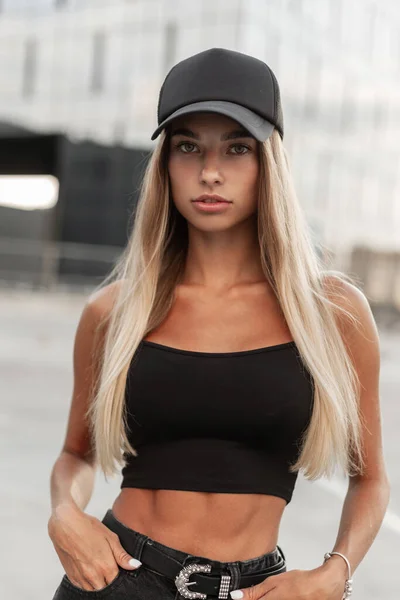 时尚漂亮的女人 头戴时髦的黑色帽子 有设计模型 街上穿着时髦的黑色空白T恤 — 图库照片
