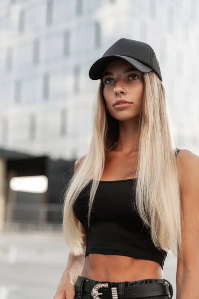 Moda Jovem Modelo Mulher Com Boné Moda Preta Shirt Preta — Fotografia de Stock