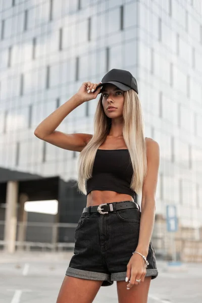 Menina Modelo Bonita Uma Camiseta Branco Preto Calções Jeans Com — Fotografia de Stock