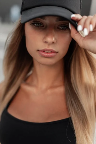 Fresco Retrato Cerca Joven Rubia Moda Con Elegante Gorra Negra —  Fotos de Stock