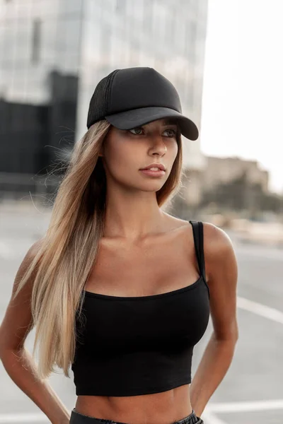 Hermosa Mujer Bandera Con Una Gorra Negra Moda Una Camiseta —  Fotos de Stock