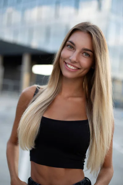 Happy Pretty Caucasian Vrouw Model Met Glimlach Zwart Casual Mode — Stockfoto