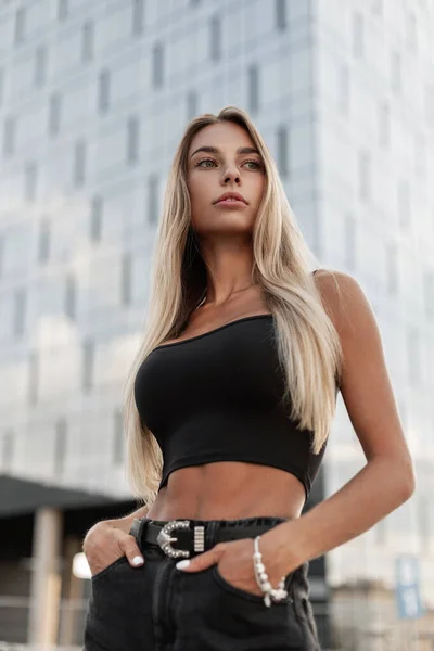 Bela Mulher Jeans Pretos Moda Com Cinto Uma Camiseta Branco — Fotografia de Stock