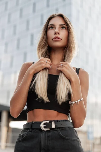 Stijlvolle Mooie Jonge Vrouw Met Mooi Blond Haar Een Modieus — Stockfoto